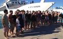 Πάτρα: Πολλοί νέοι βούτηξαν στη θάλασσα για να πιάσουν τον σταυρό