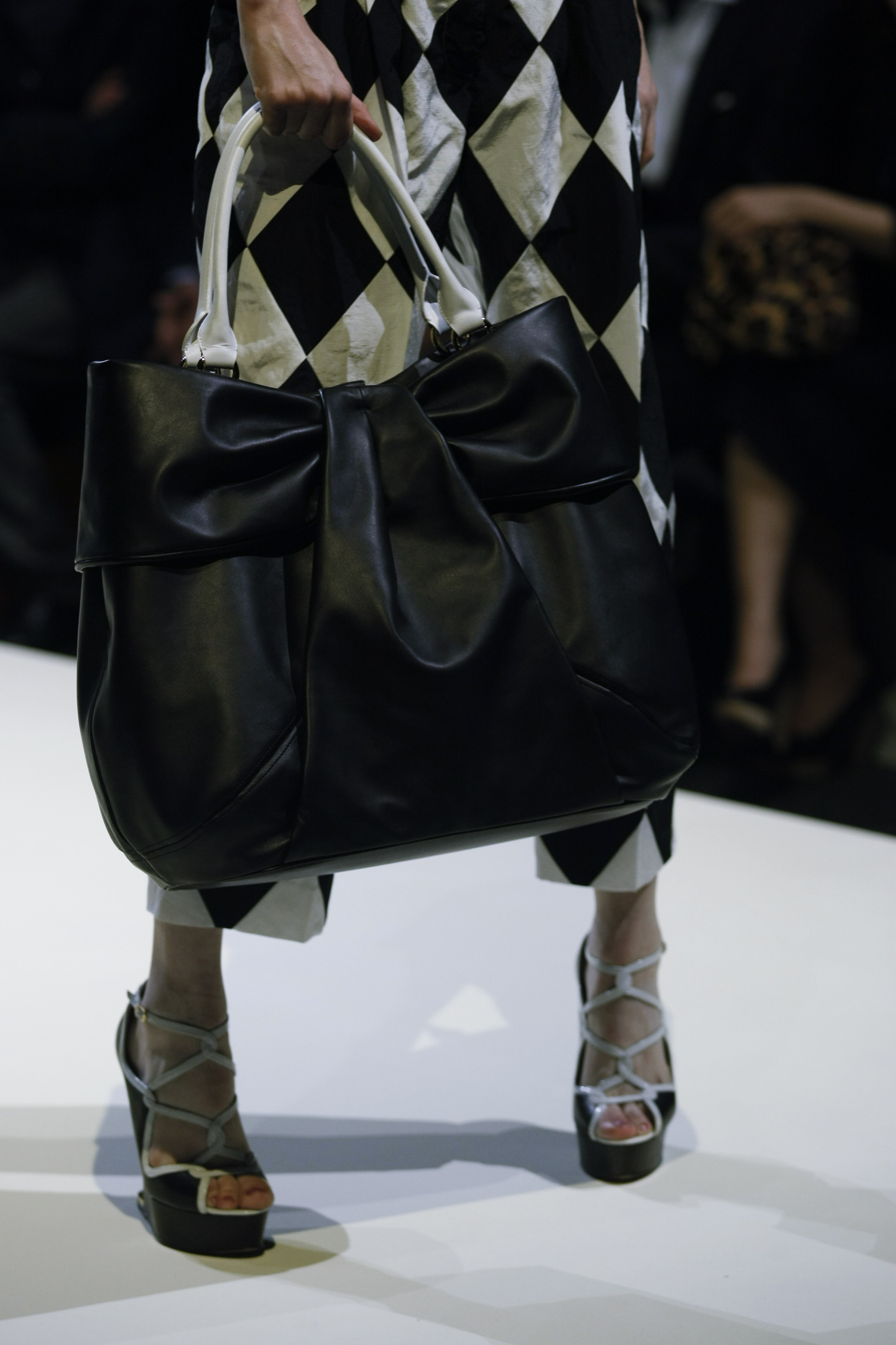 Fashion trend: Μαύρη day bag - Φωτογραφία 13