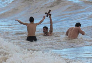 Αιγείρα: Έπεσαν να πιάσουν τον σταυρό στη φουρτουνιασμένη θάλασσα - Φωτογραφία 1
