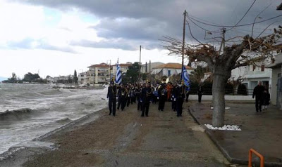 Αιγείρα: Έπεσαν να πιάσουν τον σταυρό στη φουρτουνιασμένη θάλασσα - Φωτογραφία 2