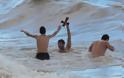 Αιγείρα: Έπεσαν να πιάσουν τον σταυρό στη φουρτουνιασμένη θάλασσα - Φωτογραφία 3