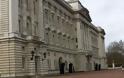 Βρετανία: Υπάλληλο για να πλένει τα πιάτα στα παλάτια της αναζητά η βασίλισσα