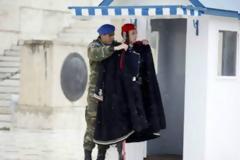 H ελληνική περηφάνια στέκει αγέρωχη στο πρόσωπο του Εύζωνα που περήφανος υπομένει το κρύο και το χιόνι