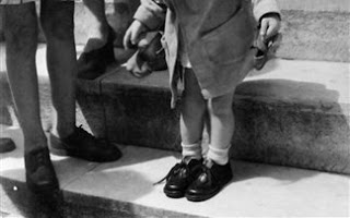 Πρέβεζα- Μαθητής έκλεψε παπούτσια για να πάει στο σχολείο του - Φωτογραφία 1