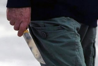 Αγρίνιο: Κουκουλοφόρος επιτέθηκε με μαχαίρι σε περιπτερά - Φωτογραφία 1