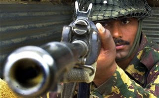 Ινδοί στρατιώτες νεκροί από πυρά στο Κασμίρ - Φωτογραφία 1