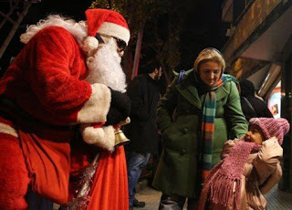 Ταχυδρόμος μετέφερε με τρακτέρ χριστουγεννιάτικα δώρα σε παιδιά της ορεινής Σερβίας - Φωτογραφία 1