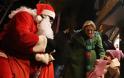 Ταχυδρόμος μετέφερε με τρακτέρ χριστουγεννιάτικα δώρα σε παιδιά της ορεινής Σερβίας