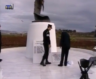 Βίντεο - Σοκ: Ο υπ. Άμυνας της Κύπρου πέταξε την Ελληνική και Κυπριακή Σημαία στο έδαφος σα να ήταν πατσαβούρι! - Φωτογραφία 1