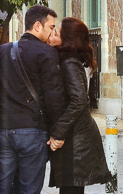Παπουτσάκη-Πιλαφάς: Παθιασμένο φιλί στη μέση του δρόμου - Φωτογραφία 2