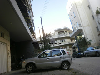 Παρκαρίσματα αυτοκινήτων φράζουν το πεζοδρόμιο στα Τρίκαλα - Φωτογραφία 1