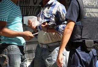 Wall Street Journal: «Στην Ελλάδα αστυνομικοί κλέβουν χρήματα και κινητά απο... μετανάστες»! - Φωτογραφία 1