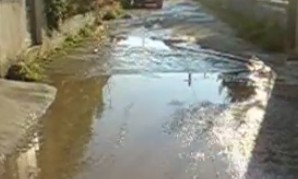 Οι κάτοικοι του Δήμου Σαρωνικού ενημερώνουν: Διαρροή υδάτων στο Λαγονήσι [video] - Φωτογραφία 1