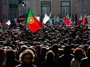 ΔΝΤ: Λιγότεροι δημόσιοι υπάλληλοι και μειώσεις μισθών στην Πορτογαλία - Φωτογραφία 1