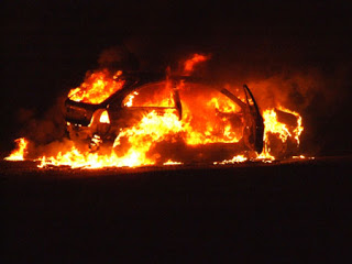 Φωτιά σε αυτοκίνητα στα Εξάρχεια - Φωτογραφία 1