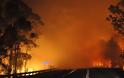 Σκληρή μάχη με τις φλόγες δίνουν οι πυροσβέστες στην Αυστραλία