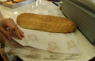 Βόλος: Ζητούν μπαγιάτικο ψωμί από τους φούρνους για να ξεγελάσουν την πείνα τους - Φωτογραφία 1