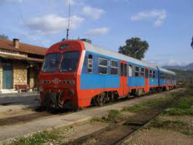 ΠΡΙΝ ΛΙΓΟ: Παοκτσήδες ακινητοποίησαν τρένο στη Λάρισα - Φωτογραφία 1
