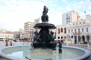 Πάτρα: Καθαρισμός των συντριβανιών στην πλατεία Γεωργίου - Φωτογραφία 1