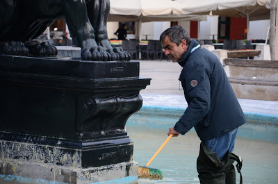Πάτρα: Καθαρισμός των συντριβανιών στην πλατεία Γεωργίου - Φωτογραφία 2