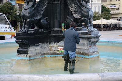 Πάτρα: Καθαρισμός των συντριβανιών στην πλατεία Γεωργίου - Φωτογραφία 3