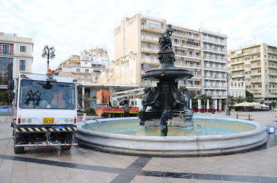 Πάτρα: Καθαρισμός των συντριβανιών στην πλατεία Γεωργίου - Φωτογραφία 4