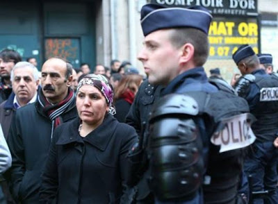 Έκτακτο: Τρεις Κούρδισες γυναίκες εκτελέστηκαν από σφαίρα στο κεφάλι στο Παρίσι - Φωτογραφία 2