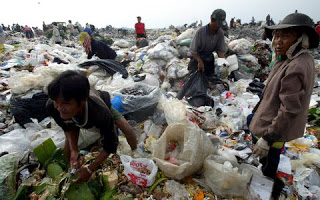 Στα σκουπίδια σχεδόν τα μισά τρόφιμα στον πλανήτη - Φωτογραφία 1