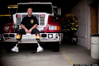Η συγκινητική ιστορία του πυροσβέστη που έχασε τα πόδια του... - Φωτογραφία 1