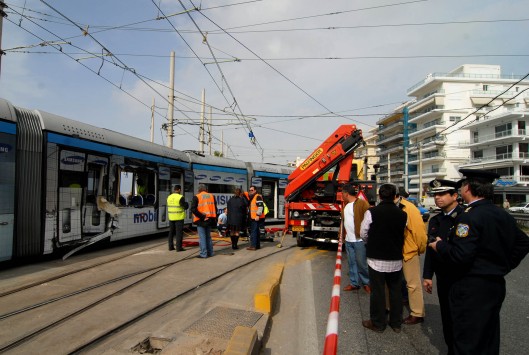 Σύγκρουση τραμ με αυτοκίνητο στην Καλλιρρόης - Φωτογραφία 1