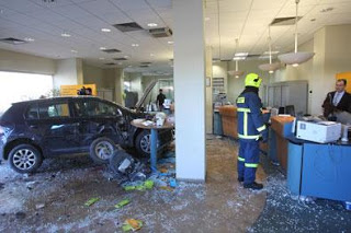 Τραυματισμοί και υλικές ζημιές όταν όχημα κατέληξε εντός τράπεζας στη Λευκωσία - Φωτογραφία 1