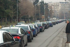 Μηχανοκίνητη πορεία διαμαρτυρίας από του ταξιτζήδες στη Θεσσαλονίκη [video] - Φωτογραφία 3