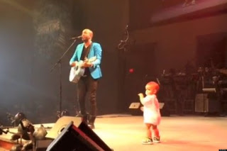 Πιτσιρικάς έκλεψε την παράσταση στη συναυλία του μπαμπά του... παρουσία 5.000 ατόμων! [video] - Φωτογραφία 1