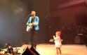 Πιτσιρικάς έκλεψε την παράσταση στη συναυλία του μπαμπά του... παρουσία 5.000 ατόμων! [video]