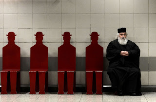 Η φωτογραφία του Έλληνα ιερέα που κάνει το γύρο του κόσμου - Φωτογραφία 1