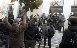 Ελεύθεροι οι δέκα από τους 92 συλληφθέντες της «Βίλα Αμαλίας» που απολογήθηκαν - Φωτογραφία 1