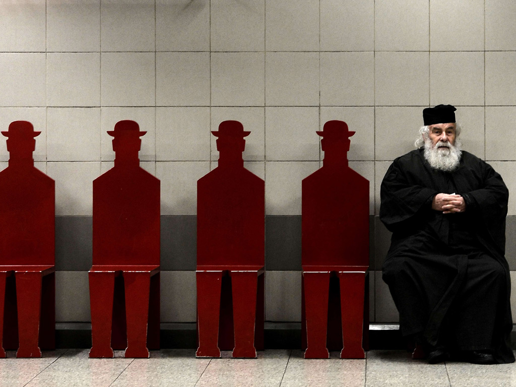 Η εκπληκτική φωτογραφία παπά στο μετρό της Αθήνας που κάνει το γύρο του κόσμου μέσω του Guardian - Φωτογραφία 2