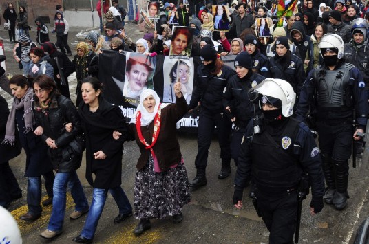 Παρίσι: Διαμαρτυρία από χιλιάδες Κούρδους για τη δολοφονία των ακτιβιστριών - Φωτογραφία 1