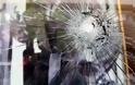 Πάτρα: Μπαράζ επιθέσεων σε καταστήματα της Ιεροθέου -Έσπασαν βιτρίνες καταστημάτων με καπάκι από φρεάτιο