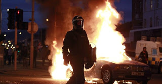 Β. Ιρλανδία: 29 αστυνομικοί τραυματίες σε επεισόδια - Φωτογραφία 1
