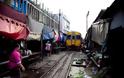 Η υπαίθρια αγορά που ανάμεσα της περνάει τρένο! [video]