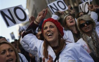 Οι γιατροί βγήκαν στους δρόμους της Μαδρίτης κατά των ιδιωτικοποιήσεων - Φωτογραφία 1