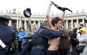 Πανδαιμόνιο στο Βατικανό σε γυμνόστηθη διαμαρτυρία υπέρ του γκέι γάμου