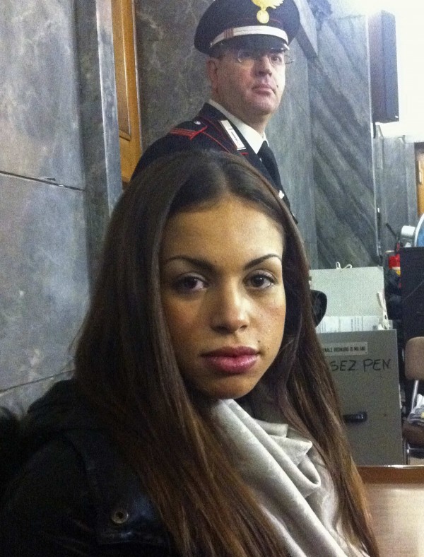Εμφανίστηκε η Ρούμπι στη δίκη του Μπερλουσκόνι! (ΦΩΤΟ) - Φωτογραφία 2