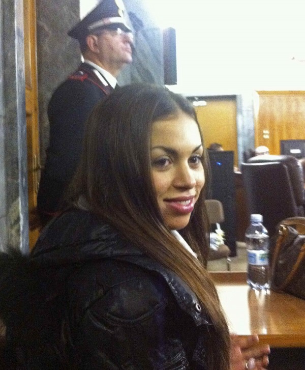 Εμφανίστηκε η Ρούμπι στη δίκη του Μπερλουσκόνι! (ΦΩΤΟ) - Φωτογραφία 4