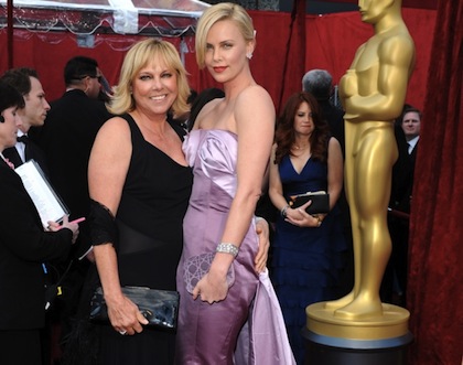Οι μαμάκηδες του Hollywood: Οι star που είναι αυτοκόλλητοι με τις μαμάδες τους - Φωτογραφία 4