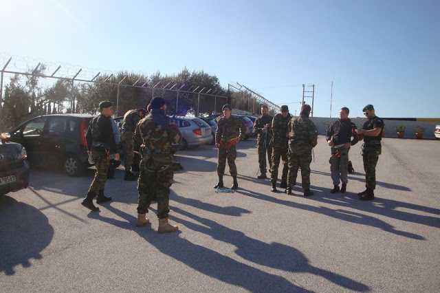 Άσκηση καταρρίχησης της Μονάδας Εφέδρων Καταδρομών Μ.Ε.Κ. απο ελικόπτερο - Φωτογραφία 11