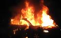 Αυτοκίνητο τυλίχθηκε στις φλόγες έπειτα από πρόσκρουση σε κολώνα στη λεωφόρο Θηβών