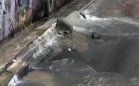 Αναγνώστης αναφέρει πως έσπασε αγωγός νερού στα Α. Ιλίσια - Φωτογραφία 1