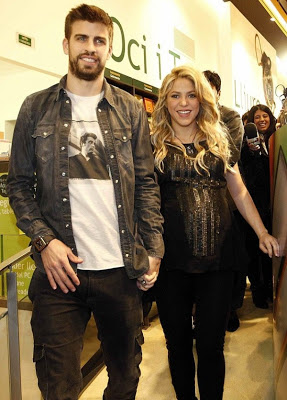 Shakira: Λίγο πριν τη γέννηση του μωρού, μας δείχνει τη φουσκωμένη κοιλιά της και περπατά σε ψηλοτάκουνα! - Φωτογραφία 4
